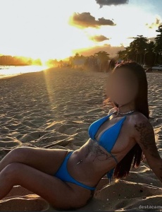 Exquisita jovencita extrovertida